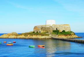 Fort Gris entouré d’une mer calme, par une belle matinée d’automne. 123RF/QUINTIN RAYER
