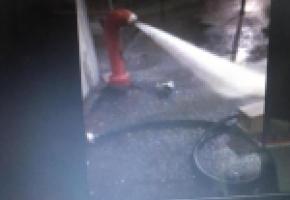 La photo prise le soir par le commerçant (en médaillon) montre la puissance du jet et un tuyau situé à côté de l’hydrante. DR 