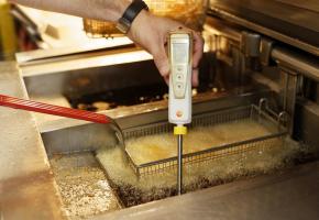 L’huile de friture dégradée, voire parfois impropre à la consommation, dans beaucoup  de bistrots et restaurants du canton. PHOTOS C.BATTAGLIERO /DR 