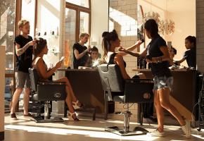 Des stations debout prolongées sont un important facteur de risque de développer des pathologies veineuses. DR 