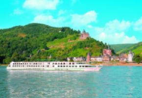 Le «MS Gérard Schmitter», du nom du fondateur de la compagnie CroisiEurope, sillonne paisiblement la vallée du Rhin et celle de la Moselle. Le château de Reichsburg domine Cochem, la ville médiévale au de la Moselle.  