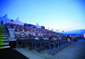 Les cinéphiles ont à nouveau rendez-vous sur la magnifique esplanade du Port-Noir. En toile de fond, «Tully», de Jason Reitman, avec Charlize Theron, sera projeté en ouverture le 16 juillet. DR 