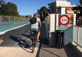 Un joli petit pont en acier garni d’un tablier en bois permet d’enjamber la rivière Seymaz. AD 