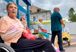 Depuis le début des travaux, l’arrêt de bus devant l’institution  se transforme tous les jours en fumoir géant. TR 