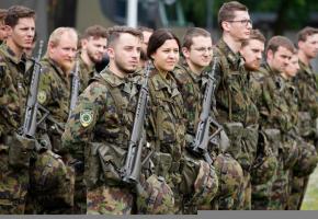 Le Code pénal militaire punit de prison ou d’une sanction disciplinaire les soldats et recrues qui ne respectent pas les directives de l’armée pour entreposer leurs affaires militaires. ARMéE SUISSE