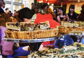 Gourmandise et convivialité s’invitent au Village du Soir, chaque fin de semaine. DR