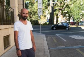 Ibrahim sur les lieux de l’agression. 