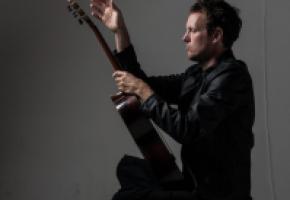 Le guitariste  sud-africain Derek Gripper distillera ses sonorités atypiques. DR