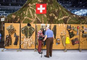 Du 2 au 11 novembre, il y aura de quoi chiner au Stock Armée. PIERRE ALBOUY