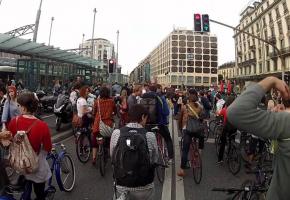 La Critical mass, ici devant la gare de Cornavin, a lieu chaque dernier vendredi du mois. DR