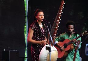 Sona Jobarteh a modernisé l’image de la musique kora. DR