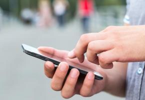 L’ensemble des frais mobile de la Ville représente environ 500’000 francs par an. 123RF/PRETOPEROLA