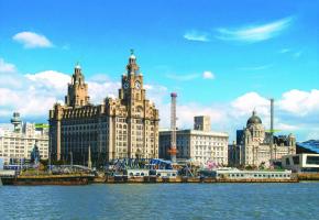 Le Royal Liver Building au bord de l’estuaire de la Mercey, fleuve traversant Liverpool. Autrefois méprisée, la ville a su modifier son image. Les touristes y affluent. PIXABAY