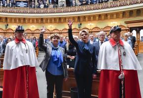 La PDC valaisanne Viola Amherd et la PLR saint-galloise Karin Keller-Sutter prêtent serment après avoir été élues au Conseil fédéral. FLICKR/PARLEMENT.CH