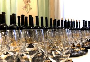 Une dégustation exceptionnelle de 22 millésimes de la Douce Noire. En médaillon, René et Laurent Desbaillets. DR