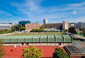Depuis ses fenêtres, Benjamin s’amuse des allées et venues  des «jardiniers» sur les pelouses synthétiques. RF