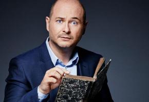 Célébrité de la radio et de la télévision, l’animateur français mêle finesse et humour dans son deuxième one-man-show. DR