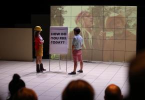 La pièce est un dyptique, elle est donc composée de deux tableaux. DR