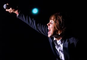 Sur scène, la chanteuse déborde d’énergie. DR