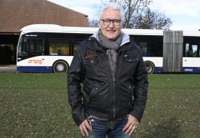 L’ancien conseiller d’Etat PDC et sa nouvelle acquisition stationnée, depuis décembre, sur son terrain de Landecy. CHRISTIAN BONZON