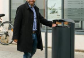 Le maire de la cité sarte, Nicolas Walder, 