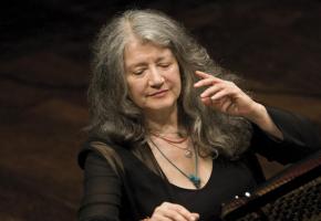 Martha Argerich est régulièrement invitée par les orchestres les plus prestigieux. ADRIANO HEITMAN