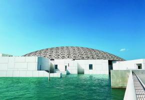 Le Louvre Abu Dhabi, avec sa coupole constituée de huit couches de formes étoilées entrelacées, contribue à augmenter l’attractivité de l’émirat.