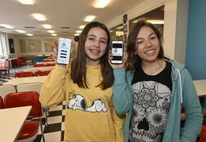 Manon et Camille, dans la cafétéria de Bois-Caran, ne cachent par leur enthousiasme à l’idée de développer leur projet. CHRISTIAN BONZON