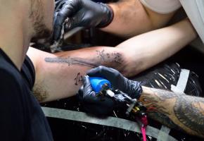 Aujourd’hui, le tatouage séduit toutes les peaux, femme ou homme, jeune ou moins jeune. STéPHANE CHOLLET