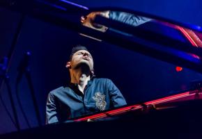 Sur scène, Peter Bence fait preuve d’une énergie débordante. DR