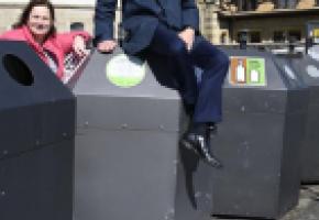 Les conseillers administratifs Esther Alder et Guillaume Barazzone. Le nouveau service permettra aussi d’offrir des petits jobs à des jeunes. CHRISTIAN BONZON