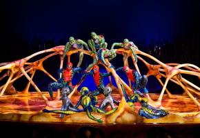 Dans le nouveau spectacle du Cirque du Soleil, les personnages évoluent sur une piste en forme de tortue géante. DR