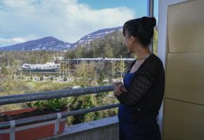 De son balcon, la maman de Semhar peut voir la tombe de sa fille. CHRISTINA BONZON/DR