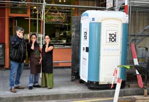 De gauche à droite, Tony Lovato, Dang Swuwankam et Amporn Studenmann, la  patronne, à côté des WC chimiques. CHRISTIAN BONZON