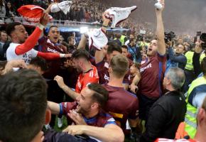 Les joueurs et le public laissent éclater leur joie après le coup de sifflet final vendredi soir au Stade de Genève. STÉPHANE CHOLLET