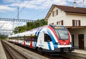 Une des 23 rames Flirt du constructeur suisse Stadler. Celles françaises d’Alstom, au nombre de 17, sont rouges et grises. DR