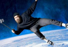 Pour sa première aventure scénique, l’humoriste s’attaque au sens de la vie. DR