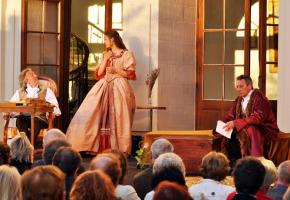 L’esprit de Germaine de Staël, romancière genevoise et française de la fin du XVIIIe siècle, reprend vie chaque année dans la cour du château. DR
