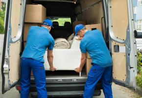 Outre les frais de déménagement, il faut encore payer pour la surface occupée dans la rue par le camion. 123RF/ANDRIY POPOV