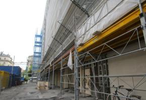 Depuis que l’immeuble à la Jonction est en travaux, les allées sont devenues des dépotoirs. DR