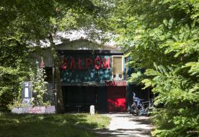 Le Galpon est niché dans un lieu bucolique au pied du Bois-de-la-Bâtie. DR