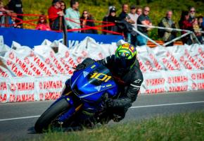 Les motards enchaînent les lacets de la route reliant le barrage à la route du Mandement. STéPHANE CHOLLET