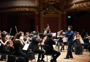 L’orchestre de la Seiji Ozawa International Academy Switzerland, dirigé de mains de maître par Kazuki Yamada, se produira au Victoria Hall le lundi 8 juillet. THIERRY PAREL
