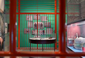 L’exposition au Musée international de la Croix-Rouge et du Croissant-Rouge mêle ambiance oppressante et informations ludiques. DR