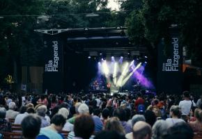 Coups de cœur et découvertes vont se succéder jusqu’au 22 août sur la scène Ella Fitzgerald au parc La Grange. MEE/PAULINE MAGNENAT