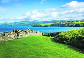 Tout le charme des côtes sauvages de l’île, située entre l’Angleterre et l’Irlande. 123RF/PARINYA SUWANITCH 