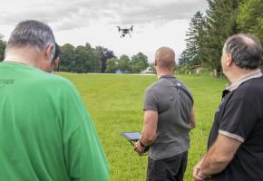Au petit matin, des policiers du groupe drones lors de l’opération «sauvetage des faons». PASCAL BITZ