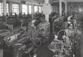 Il y a un demi-siècle le travail en usine était harassant. DR