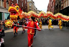 La parade traditionnelle, avec des dragons animés à bout de bâtons, défile jusqu’au quartier des théâtres de la capitale britannique. 