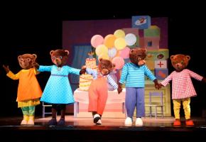 Le spectacle met en scène Petit Ours Brun et ses joyeux compères. DR